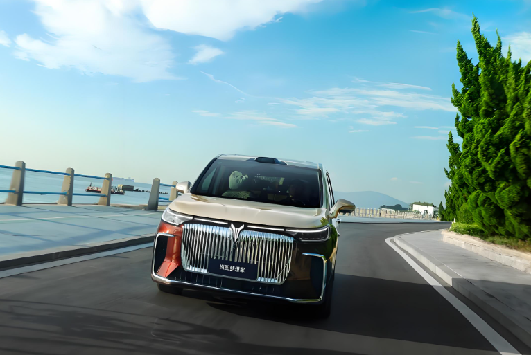 2026款岚图梦想家正式上市 售32.99万元起！岚图梦想家超长插混350km纯电续航+ADS 4！