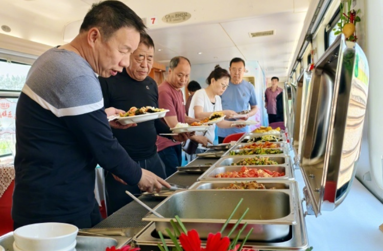 Y461旅游列车长达13000公里 Y461旅游列车上也能吃自助餐 Y461旅游列车长达13000公里 Y461旅游列车上也能吃自助餐