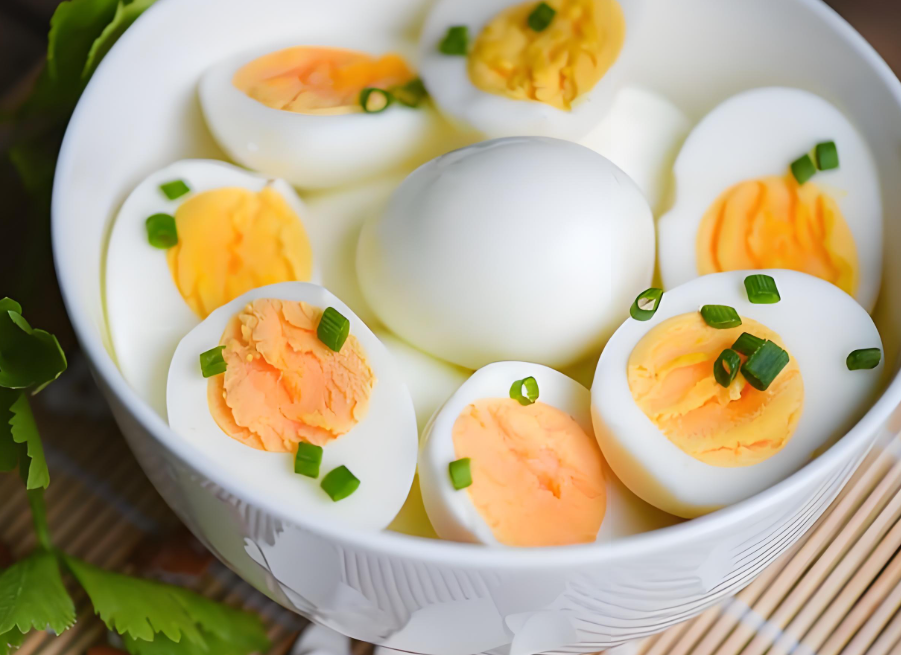 每天吃一个鸡蛋错了？医生研究发现上了年纪，鸡蛋应该这样吃！