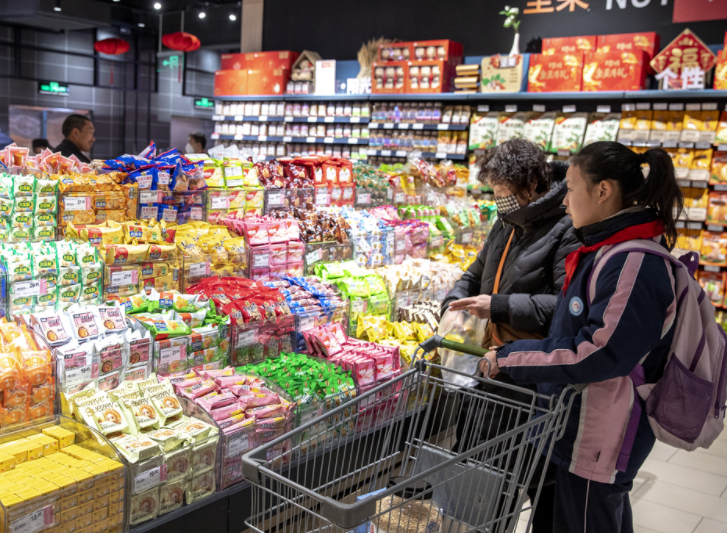 2025年1-8月中国消费品零售总额退至美国的79.3%