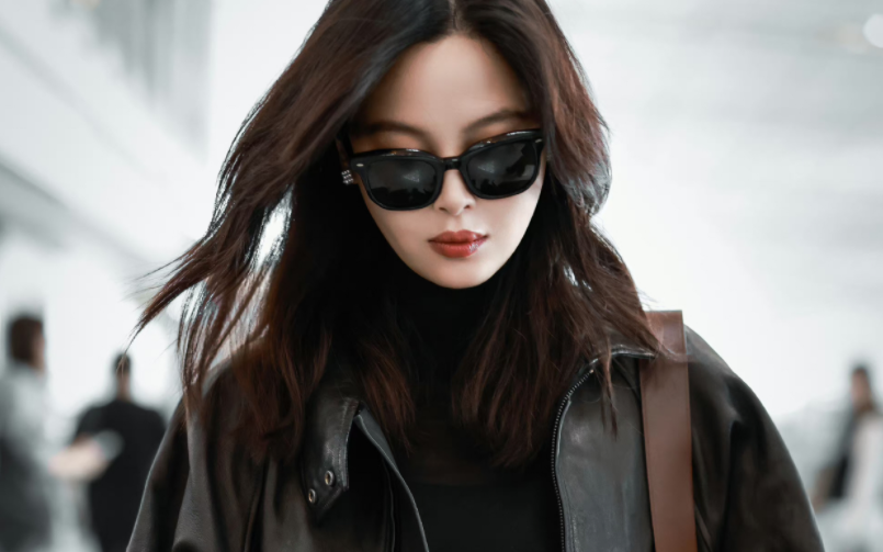 辛芷蕾回国机场路透照，咖色上衣配牛仔裤戴着墨镜松弛感满满