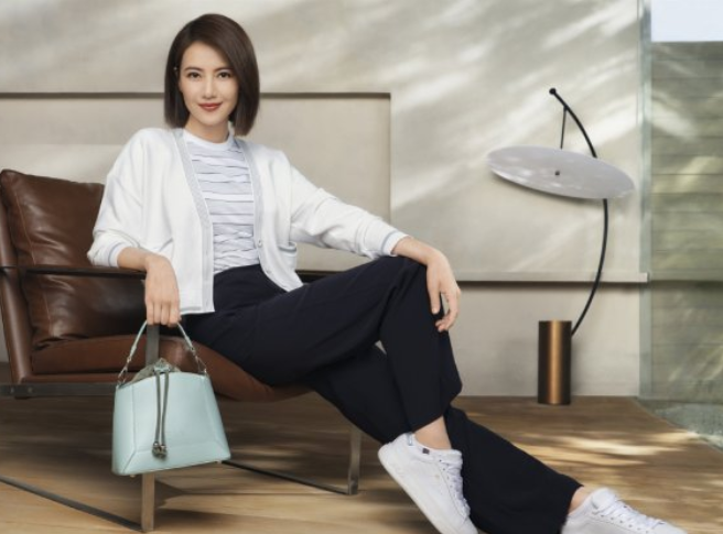 高圆圆最新活动照，穿棕色针织衣搭配皮裙美出天际