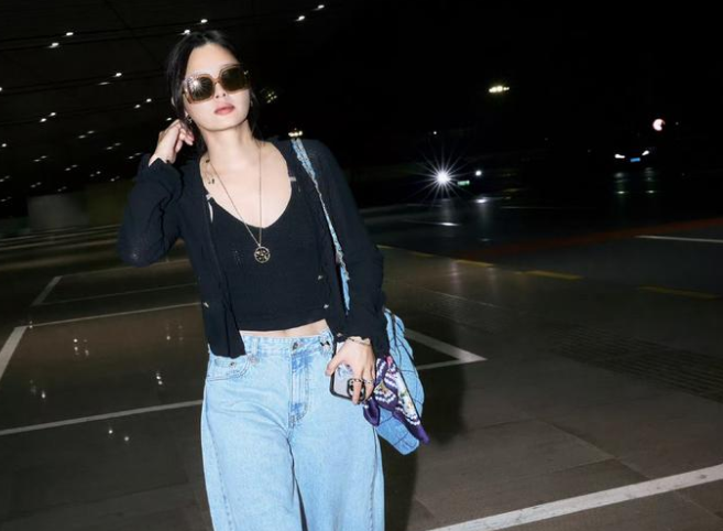 辛芷蕾回国机场路透照，咖色上衣配牛仔裤戴着墨镜松弛感满满