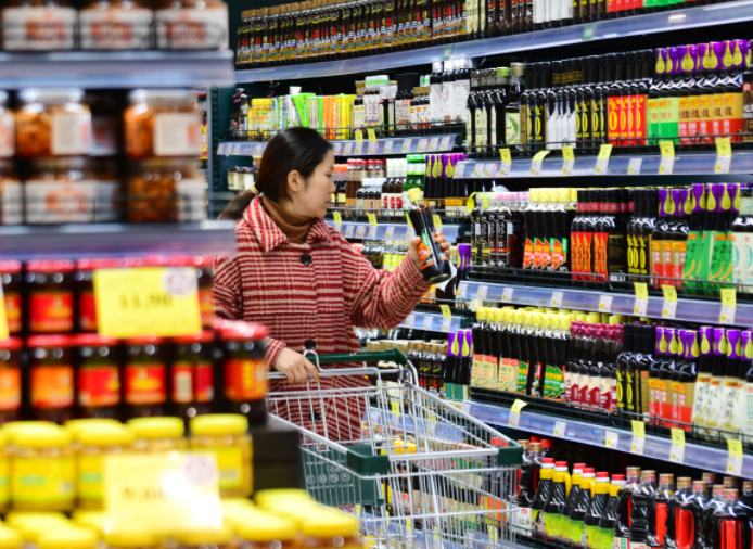 2025年1-8月中国消费品零售总额退至美国的79.3%