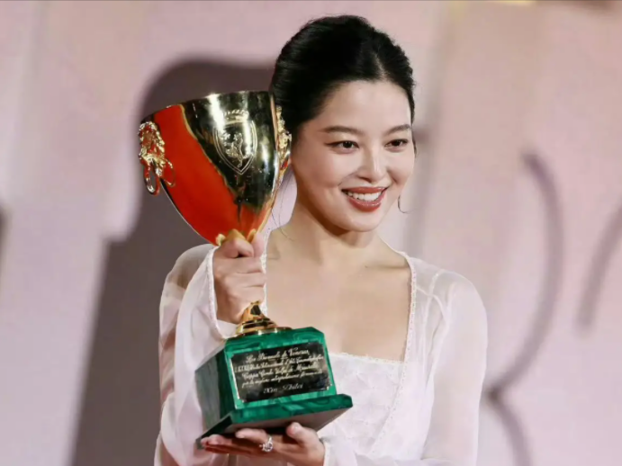 辛芷蕾否认获奖是“弯道超车”辛芷蕾获威尼斯电影节影后 辛芷蕾否认获奖是“弯道超车”辛芷蕾获威尼斯电影节影后