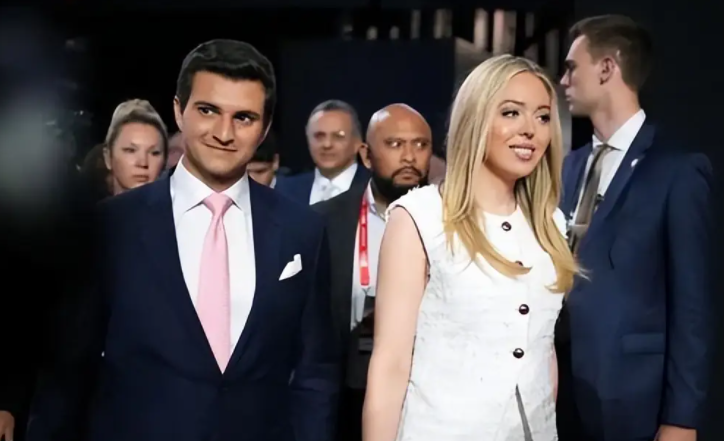 特朗普带小女儿蒂芙尼参加英国国宴 英国王室红毯高规格礼遇 特朗普带小女儿蒂芙尼参加英国国宴 英国王室红毯高规格礼遇