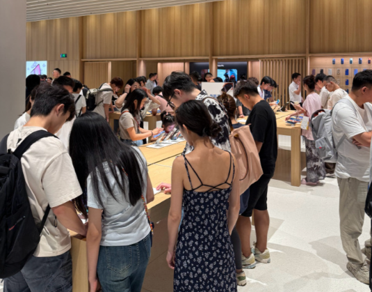 iPhone17发售直击北京苹果店 iPhone 17系列今日正式发售