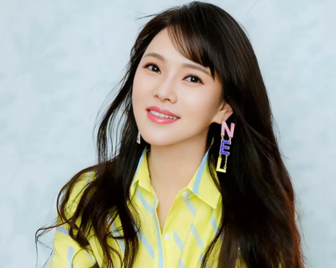 伊能静真是中年女人穿搭标杆!卡其色风衣小黑裤