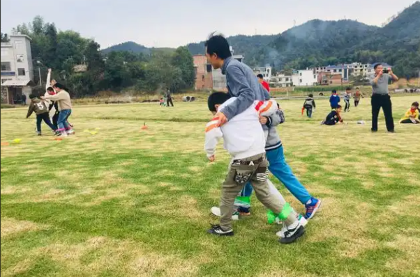 三所“零近视”小学带来的启示 户外运动是预防青少年近视最有效的方法之一 三所“零近视”小学带来的启示 户外运动是预防青少年近视最有效的方法之一