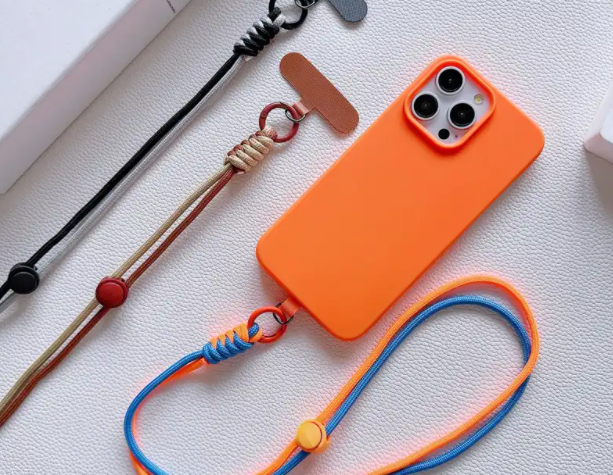 iPhone 17橙色斜挎挂绳卖断货 苹果拿捏年轻人的“情绪价值”! iPhone 17橙色斜挎挂绳卖断货 苹果拿捏年轻人的“情绪价值”!