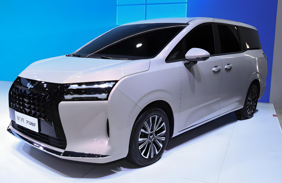 五菱星光730实车亮相！五菱星光730配电动侧滑门+二排独立座椅