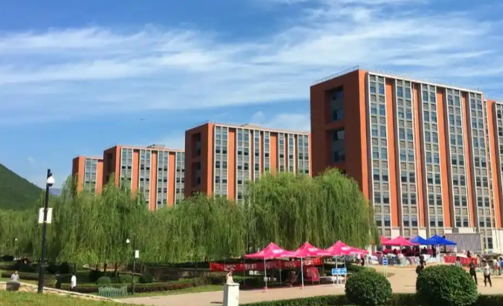 超百所大学上调学费最高涨幅76%！为什么超百所大学突然上调学费？