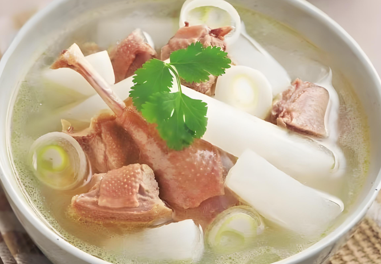 秋分鸭肉滋补黄金期！秋分吃鸭肉搭配四味药材炖出御寒养生汤​