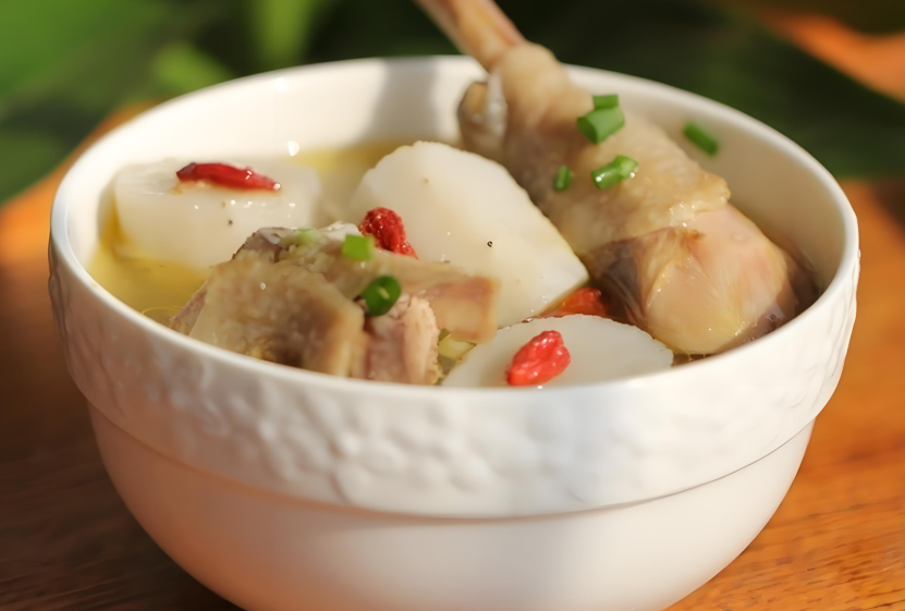 秋分鸭肉滋补黄金期！秋分吃鸭肉搭配四味药材炖出御寒养生汤​