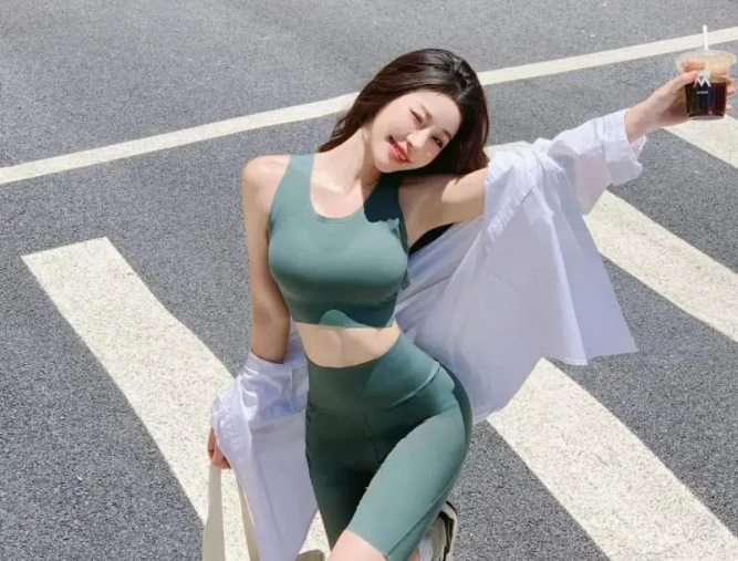 柳岩灰色瑜伽服展现完美身材,今秋辣妹瑜伽服流行穿搭2025 柳岩灰色瑜伽服展现完美身材,今秋辣妹瑜伽服流行穿搭2025