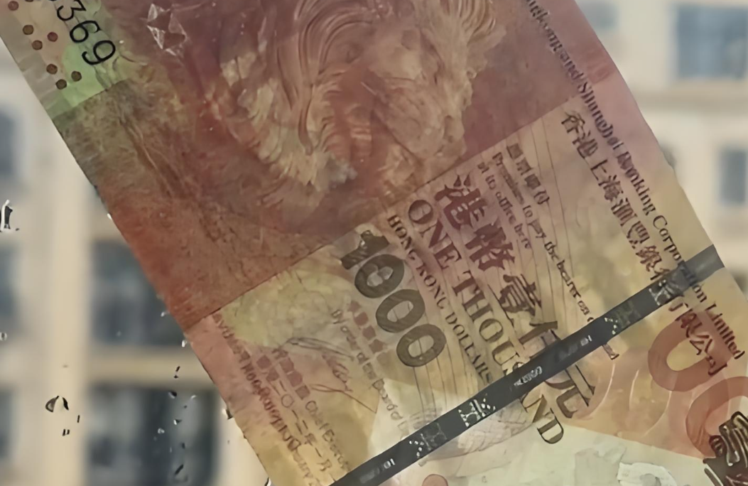 珠海台风刮来 “金牛”!珠海网友家被台风刮来一张千元港币 珠海台风刮来 “金牛”!珠海网友家被台风刮来一张千元港币