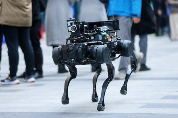 “天行者2号”正式亮相!人形机器人天行者2号再升级 “天行者2号”正式亮相!人形机器人天行者2号再升级