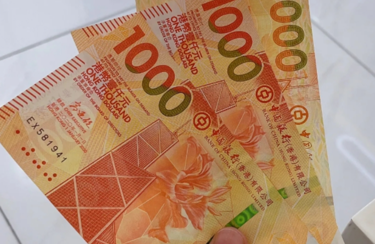 珠海台风刮来 “金牛”!珠海网友家被台风刮来一张千元港币 珠海台风刮来 “金牛”!珠海网友家被台风刮来一张千元港币