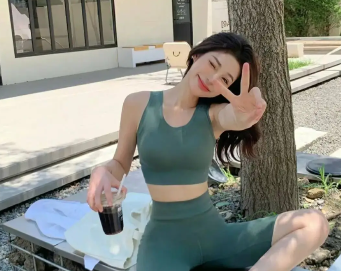 柳岩灰色瑜伽服展现完美身材,今秋辣妹瑜伽服流行穿搭2025 柳岩灰色瑜伽服展现完美身材,今秋辣妹瑜伽服流行穿搭2025