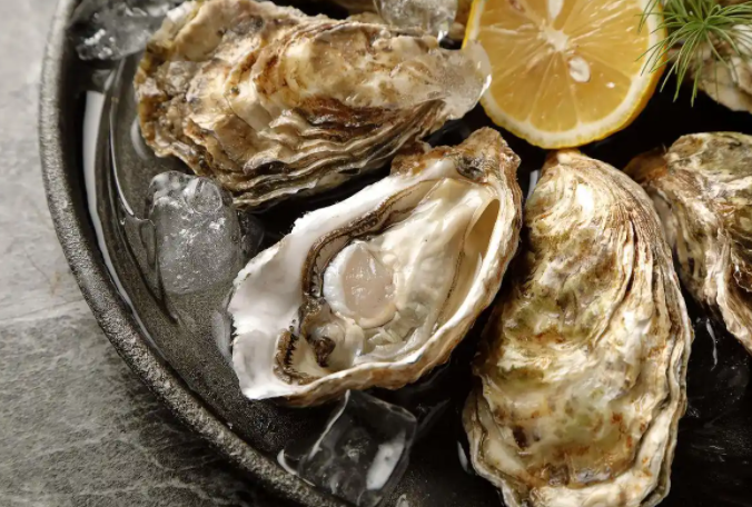 海滩退潮遍地生蚝市民捡到手软 台风过后海滩惊现“生蚝盛宴”!