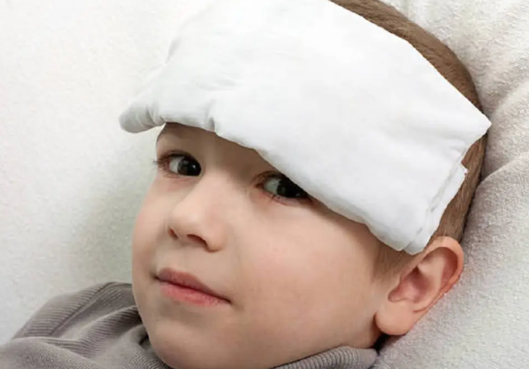 秋季宝宝体温39度要捂汗还是散热？（39度高烧下捂汗与散热的利弊分析）