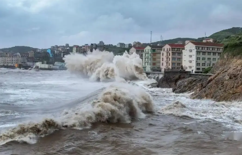 台风博罗依携暴雨来袭(台风博罗依这些地区将面临特大暴雨)