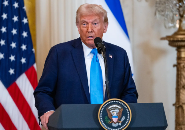 特朗普发布“解雇鲍威尔”的漫画 特朗普曾多次批评鲍威尔降息态度保守