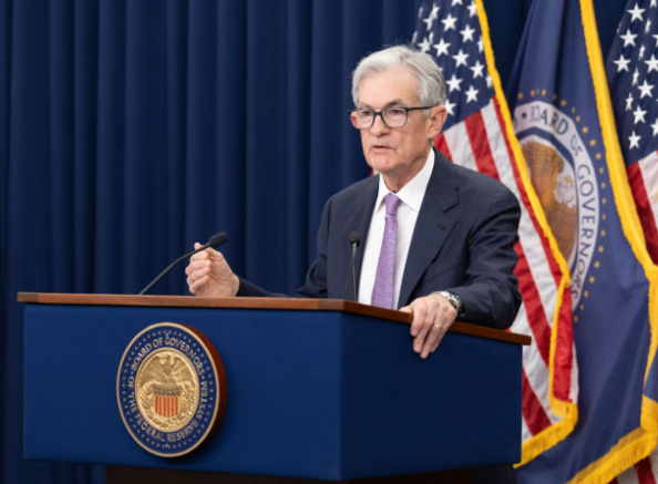 特朗普发布“解雇鲍威尔”的漫画 特朗普曾多次批评鲍威尔降息态度保守