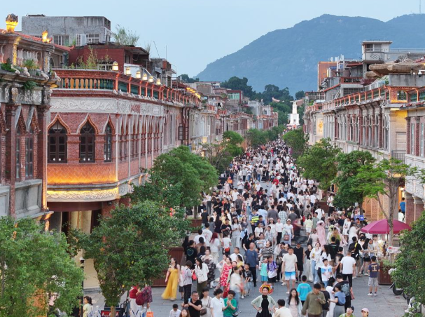 2025年上半年国内居民出游32.85亿人次、2025年上半年国内居民出游总花费3.15万亿元 2025年上半年国内居民出游32.85亿人次、2025年上半年国内居民出游总花费3.15万亿元