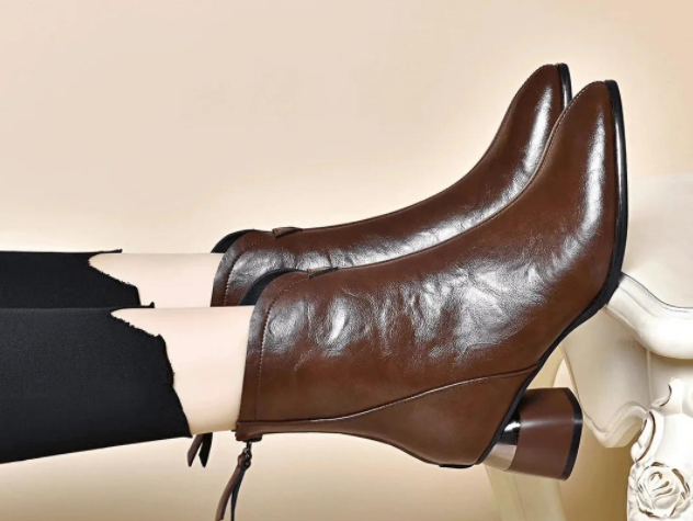 杨幂穿低跟裸靴炸街真洋气(低跟裸靴配秋季驼色风衣好看吗)