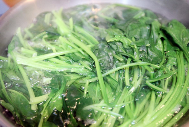菠菜吃多了会伤肾吗(菠菜怎么烧才能减少伤肾危害)