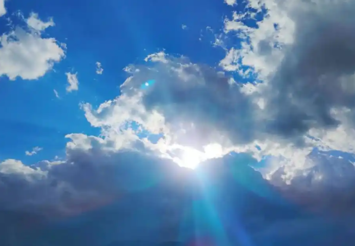 河北山西天空现神秘光带(航天发射绘就的"太空印记")