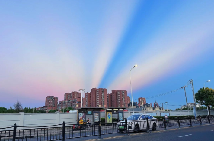 河北山西天空现神秘光带(航天发射绘就的"太空印记")