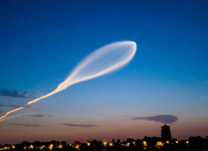 北京天空现神奇火箭云(发射长征六号改运载火箭所致)