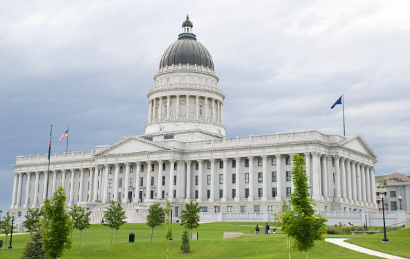 美国政府资金将于今日耗尽 美国国会若今日前无法达成预算协议美国政府将停摆