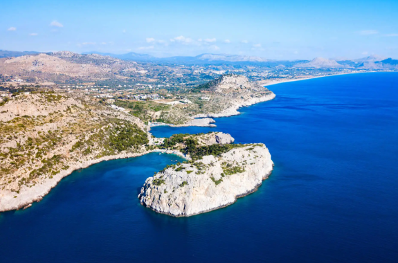 2025年前七个月前往美国的游客数量下降1.6% 赴美签证多项费用上调