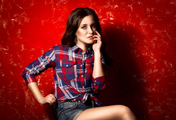 白鹿红色格子连体裤配白色衬衫(红色格子连体裤怎么搭配美的脱俗) 白鹿红色格子连体裤配白色衬衫(红色格子连体裤怎么搭配美的脱俗)