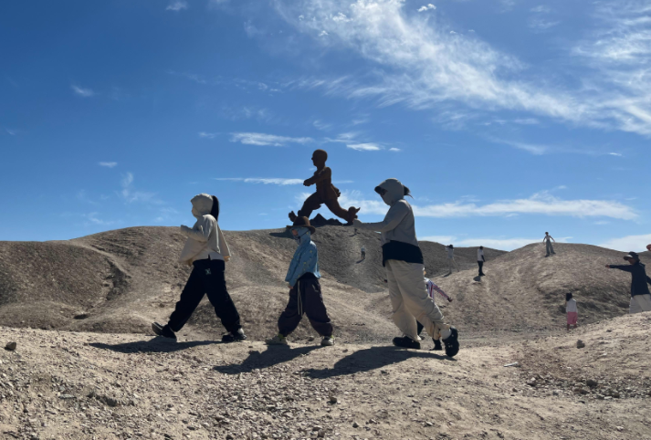 老外成青甘大环线“显眼包”(青甘大环线有老外开敞篷行驶)