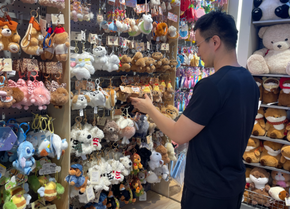 年轻人的背包仿佛挂满了整个世界 年轻人为何热衷于包挂类产品 年轻人的背包仿佛挂满了整个世界 年轻人为何热衷于包挂类产品