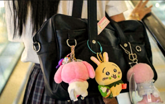 年轻人的背包仿佛挂满了整个世界 年轻人为何热衷于包挂类产品 年轻人的背包仿佛挂满了整个世界 年轻人为何热衷于包挂类产品