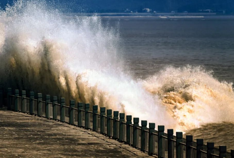 钱塘江现震撼月亮潮(钱塘江大潮震撼名场面2025) 钱塘江现震撼月亮潮(钱塘江大潮震撼名场面2025)