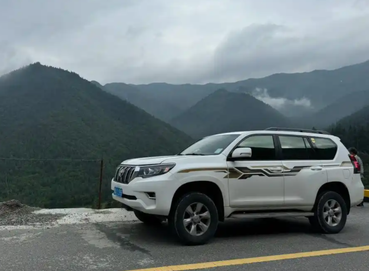 老外成青甘大环线“显眼包”(青甘大环线有老外开敞篷行驶)