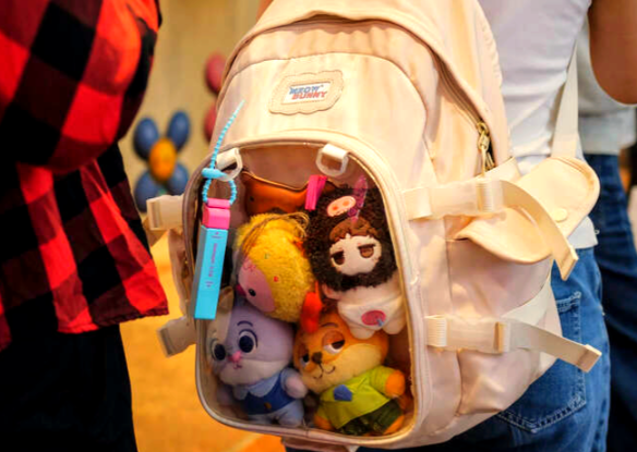 年轻人的背包仿佛挂满了整个世界 年轻人为何热衷于包挂类产品 年轻人的背包仿佛挂满了整个世界 年轻人为何热衷于包挂类产品