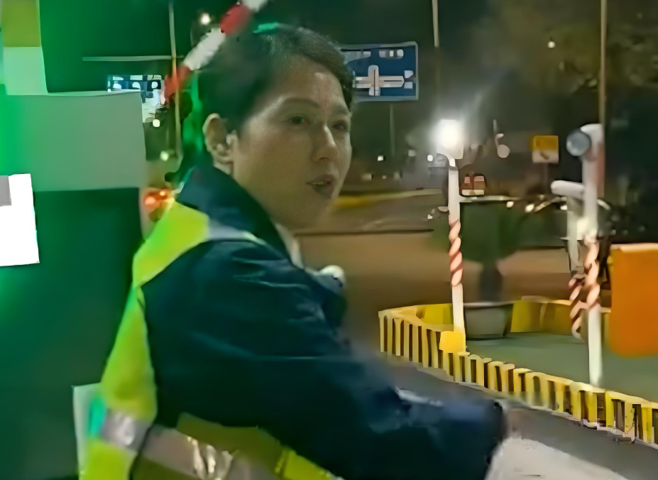 高速免费结束前收费站人员高喊快点 高速人性化服务张力