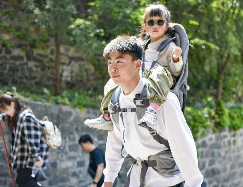 国庆泰山“陪爬师”爆单!泰山陪爬者国庆80人接200单 国庆泰山“陪爬师”爆单!泰山陪爬者国庆80人接200单