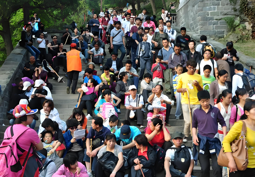 国庆泰山“陪爬师”爆单!泰山陪爬者国庆80人接200单 国庆泰山“陪爬师”爆单!泰山陪爬者国庆80人接200单