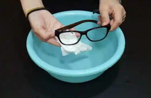 眼镜布是眼镜清洁布吗(为啥不要用眼睛布擦眼镜)