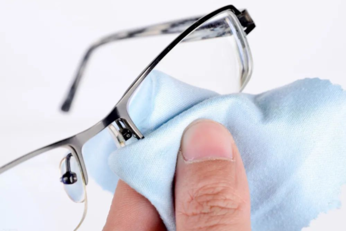 眼镜布是眼镜清洁布吗(为啥不要用眼睛布擦眼镜)