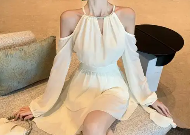 学舒淇穿挂脖雪纺连衣裙侧面超美(挂脖雪纺连衣裙名媛穿搭2025)