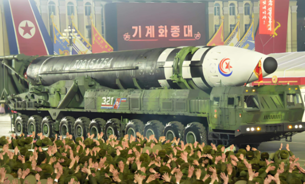 朝鲜举行盛大阅兵式 朝鲜阅兵洲际弹道导弹数量超以往